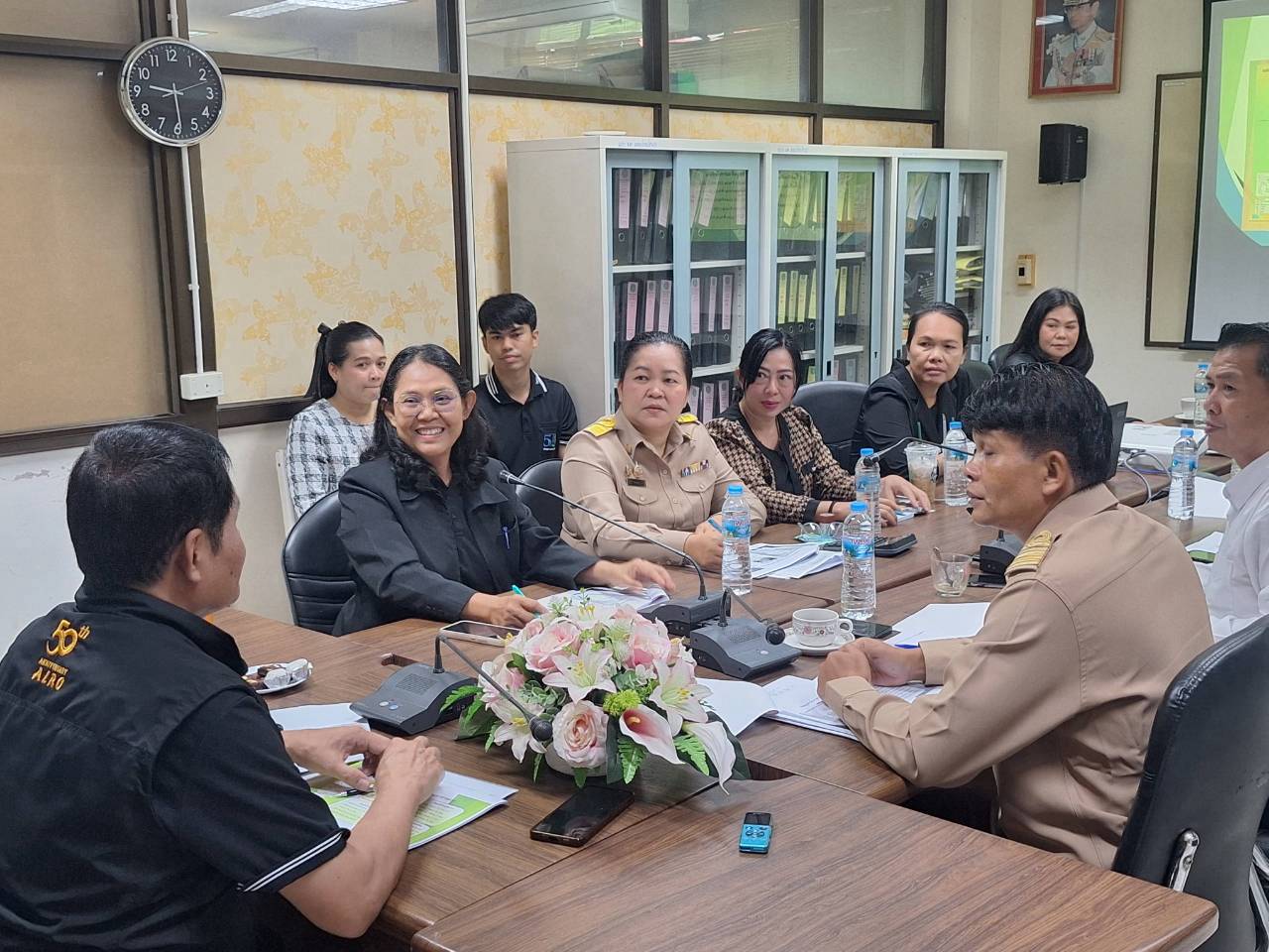 title - ผู้ตรวจราชการ ส.ป.ก. ลงพื้นที่จังหวัดมหาสารคาม ประชุมติดตามความก้าวหน้าผลการดำเนินงาน พร้อมตรวจเยี่ยมให้กำลังใจกลุ่มวิสาหกิจชุมชนผู้ปลูกสมุนไพร และกลุ่มวิสาหกิจชุมชนแปรรูปผลผลิตทางการเกษตร